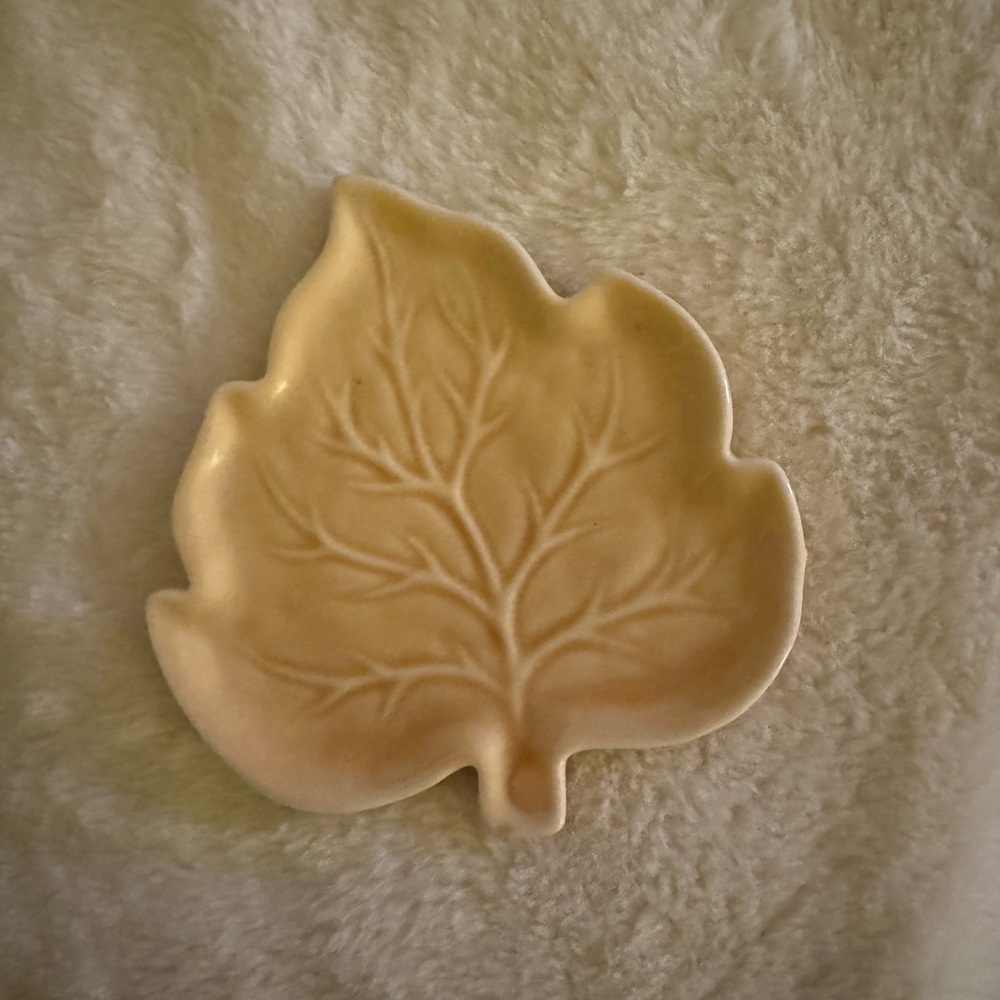 Leaf-Shaped Ceramic Dish - Cream